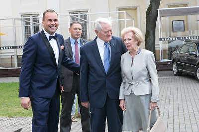 Jogaila Morkūnas pasitinka Valdą ir Almą Adamkus 