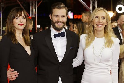 Dakota Johnson ir Jamie Dornanas su režisiere Sam Taylor-Johnson