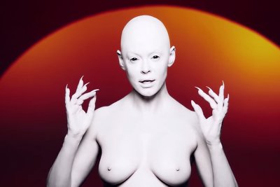 Aktorė Rose McGowan groteskiškame savo vaizdo klipe „RM486“ virto ateive