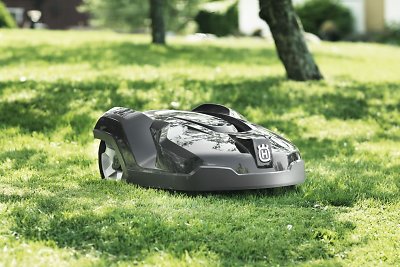 Pievelių prie namų savininkai gali nemokamai išbandyti „Husqvarna” robotą vejapjovę