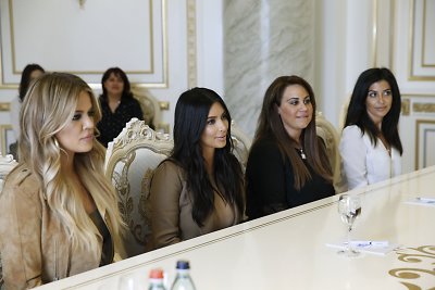 Armėnijoje viešinti Kim Kardashian susitiko su šalies premjeru