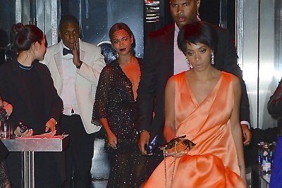 Beyonce su vyru Jay-Z ir seserimi Solange Knowles „Met Gala“ pokylio dūzgėse