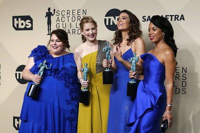 Chrissy Metz, Alexandra Breckenridge, Mandy Moore ir Susan Kelechi Watson