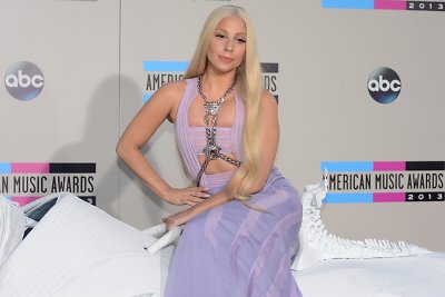 „Versace“ reklaminiu veidu tapusi Lady Gaga – it iš akies traukta Donatella Versace