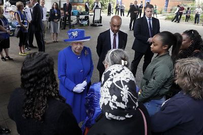 Karalienė Elizabeth II ir princas Williamas apsilankė prieglaudoje nukentėjusiems nuo gaisro