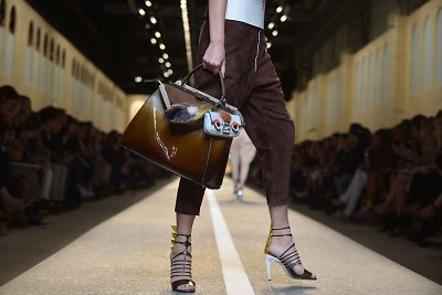 „Fendi“ 2015 m. pavasario-vasaros kolekcija Milane.