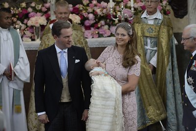 Per pirmąsias vestuvių metines Švedijos princesė Madeleine ir Christopheris O'Neillas pakrikštijo dukrą