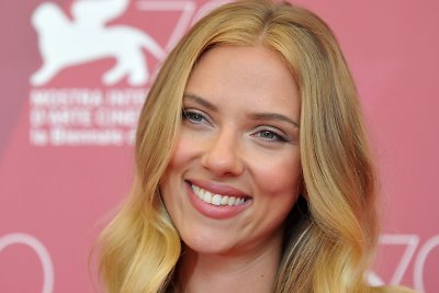 Besilaukiančios Scarlett Johansson vestuvės – dar šią vasarą