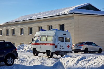 Medikų automobilis prie ypatingojo režimo pataisos darbų kolonijos nr.3 Charpe, kur mirė Aleksejus Navalnas 