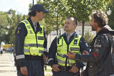 Išskirtiniai kadrai: komiška filmo „Pakeliui“ scena su Mantu Jankavičiumi ir policija