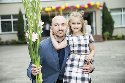 Į pirmą klasę dukrą Smiltę palydėjo Donatas Baumila, kartu - ir jo brolis Vaidas Baumila