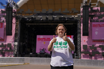 Į Vilnių atvyko škotų muzikos žvaigždė Lewis Capaldi: išbandė Vingio parko sceną ir laukia gerbėjų