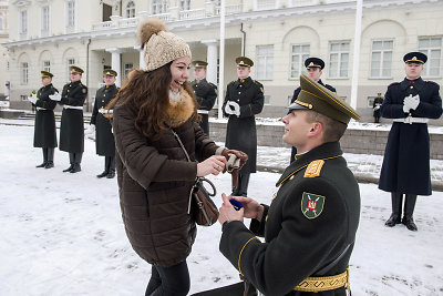 Vėliavos pakėlimo ceremonija Vilniuje baigėsi Garbės sargybos kuopos kario sužadėtuvėmis