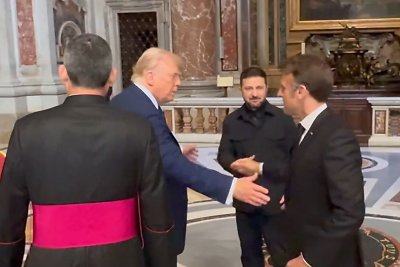 Pamatykite patys: Macronas spaudė ranką Zelenskiui, Trumpas – liko ištiestu delnu