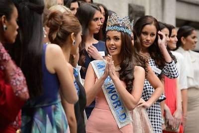 Megan Young su „Mis Pasaulio“ dalyvėmis