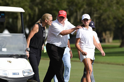 Su seneliu ją sieja ir aistra golfui. Nuotraukoje – Donaldas Trumpas su anūke ir jos mama Vanessa Trumpo nacionaliniame golfo klube Doralyje, Floridoje, 2022-aisiais