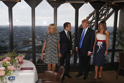 Prancūzijos prezidentas Emmanuelis Macronas su žmona Brigitte Macron ir JAV prezidentas Donaldas Trumpas su žmona Melania Trump