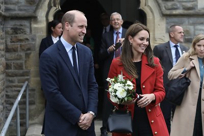 Princas Williamas ir Catherine Middleton pirmą kartą po sosto paveldėjimo lankėsi Velse