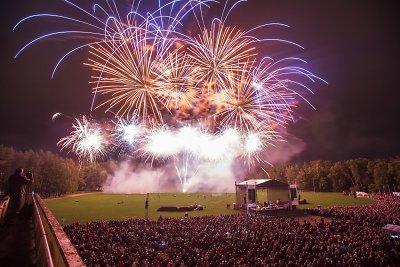 Vingio parką nušvietė įspūdingas fejerverkų ir muzikos šou „Vilniaus Fejerija 2015“