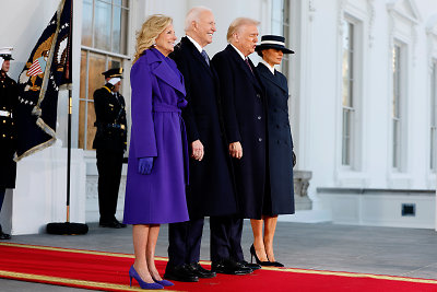 Baltuosius rūmus paliekantys Bidenai ir į juos sugrįžtantys Trumpai pozavo bendrai nuotraukai. Ponia Jill Biden dėvėjo „Ralph Laurent“ violetinį paltą ir pirštines, ponia Trump – Niujorko dizainerio Adamo Lippeso rankų darbo drabužį