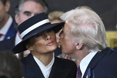 Internetas ūžia dėl nevykusio Donaldo Trumpo bučinio Melaniai: jau spėjo tapti memu