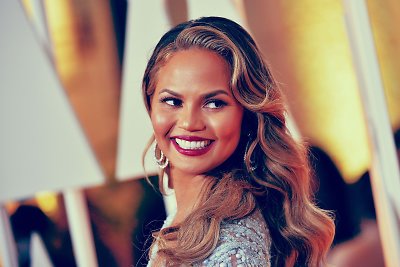 Modelis Chrissy Teigen vandenyno bangose fotografavosi visiškai nuoga