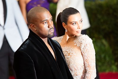 Kim Kardashian ir Kanye Westas per vestuvių metines atnaujins santuokos įžadus Paryžiuje