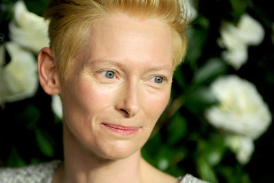 Aktorė Tilda Swinton renginyje Niujorko modernaus meno muziejuje 2013 m.