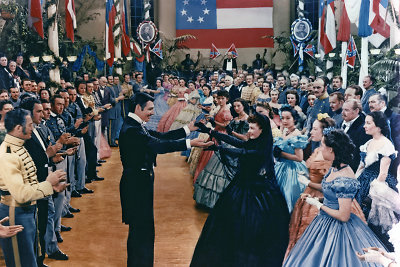 Clarkas Gable’as ir Vivien Leigh skandalingojoje „Vėjo nublokštų“ puotos scenoje. (Našlei šokti nedera)  