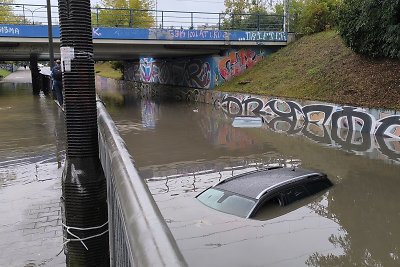 Užlieta perėja po geležinkelio tiltu Varšuvoje, Ursus rajone