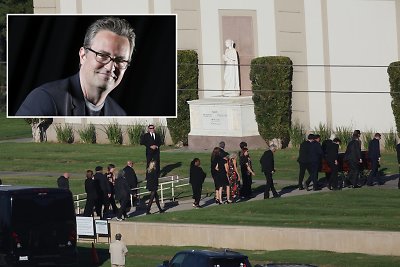 Matthew Perry palaidotas Los Andžele – atsisveikinti atvyko ir serialo „Draugai“ kolegos