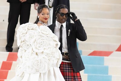 Rihanna ir A$AP pirmąkart parodė gausią šeimą: pozavo ir vos mėnesio sūnus