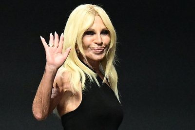 Donatella Versace atsisako „Versace“ kūrybos direktorės posto: paaiškėjo jos įpėdinis iš „Miu Miu“