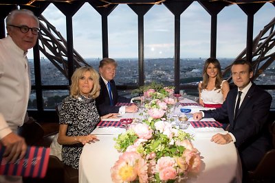 Prancūzijos prezidentas Emmanuelis Macronas su žmona Brigitte Macron ir JAV prezidentas Donaldas Trumpas su žmona Melania Trump