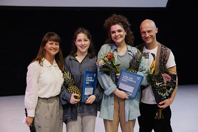 A.Gudaitė ir L.Žakevičius su laureatėmis / Gabrieliaus Jauniškio nuotr.