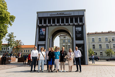 Katedros aikštėje įžiebta Triumfo arka