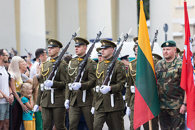 Iškilminga vėliavų pakėlimo ceremonija S. Daukanto aikštėje