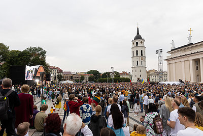 „Tautiškos giesmės“ giedojimas Katedros aikštėje