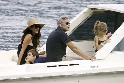 Italijoje George’as Clooney vis dar turi vilą „Oleandra“. Nuotraukoje – su Amal bei vaikais Alexanderiu ir Ella vyksta į savo valdą prie Komo ežero