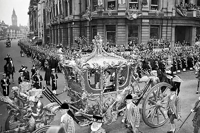 Lietinga 1953-iųjų birželio 2-oji Trafalgaro aikštėje. Valstybinė karieta su karaliene rieda Gaidžio Pentinų gatve