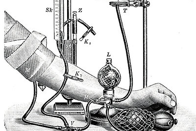 1895-aisiais italų psichiatras ir kriminologas  Cesare Lombroso patobulino egzistuojantį prietaisą hidrosfigmografą ir panaudojo jį kintančiam kūno atsakui į psichologinę stimuliaciją matuoti