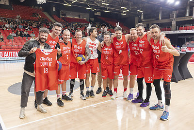 Gary Paytonas dalijo patarimus 3x3 krepšinio turnyre. Nuotraukoje – su turnyro dalyviais 