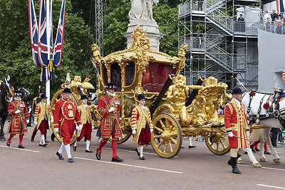 XVIII amžių menanti aštuoneto arklių traukiama Auksinė valstybės karieta, kuria karalius ir karalienė grįš į Bakingamo rūmus, garsėja nepatogumu – Elizabeth II tiesiai vadino ją siaubinga