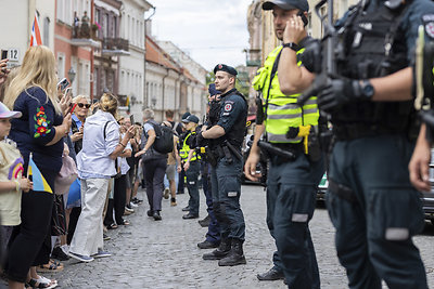 Prie viešbučio būriavosi nemažai žmonių