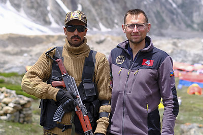 Lietuvį ir kitus alpinistus saugojo ginkluoti specialiojo Pakistano policijos padalinio pareigūnai 