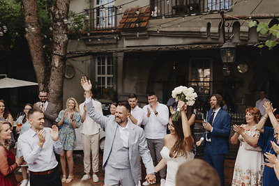 Amžiną meilę pora prisiekė Vilniaus Bernardinų bažnyčioje. Per ceremoniją apsikeitė klasikiniais auksiniais žiedais, tik Ingridos žiedą puošia plona baltų briliantų juostelė