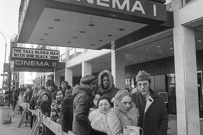 Skandalinga kalėdinė dovanėlė žiūrovams: minia prie kino teatro Niujorke. Vos pradėtas rodyti „Egzorcistas“ mušė visus lankomumo rekordus