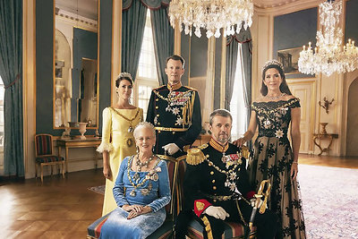 Monarchė su sūnumis Joachimu ir Frederiku bei jų žmonomis Marie ir Mary