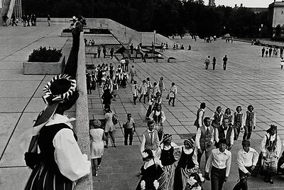 Respublikinės dainų ir šokių šventės dalyviai prie Vilniaus koncertų ir sporto rūmų, 1975-ieji