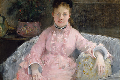 XIX amžiaus prancūzų madmuazelės garbino rožinę spalvą ir savo portretams rinkdavosi geriausias sukneles: Albertie-Marguerite Carré pozuoja tapytojai Berthe Morisot, 1870-ieji